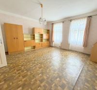 Predaj 3i rodinný dom, 900 m2 pozemok, Dunakiliti - Priestranná obývacia izba v rodinnom dome so vstavanými skriňami a podlahou s dreveným dekorom.