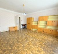 Predaj 3i rodinný dom, 900 m2 pozemok, Dunakiliti - Obývačka s podlahou s dreveným dekorom, svetlým nábytkom a krbovými kachľami v rodinnom dome.