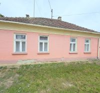 Predaj 3i rodinný dom, 900 m2 pozemok, Dunakiliti - Rodinný dom v Dunakiliti s ružovou fasádou a štyrmi oknami na prízemí.