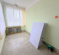 Predaj 3i rodinný dom, 900 m2 pozemok, Dunakiliti - Interiér rodinného domu s obrazom, oknami s bielymi záclonami a zelenými stenami.