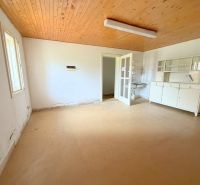 Predaj 3i rodinný dom, 900 m2 pozemok, Dunakiliti - Interiér rodinného domu s dreveným stropom, starým nábytkom a bielymi stenami.