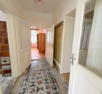 Predaj 3i rodinný dom, 900 m2 pozemok, Dunakiliti - Chodba s kachľovou pecou a dlažbou v rodinnom dome.