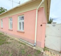 Predaj 3i rodinný dom, 900 m2 pozemok, Dunakiliti - Rodinný dom v Dunakiliti s ružovou fasádou, bielymi oknami a bránkou.