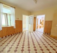 Predaj 3i rodinný dom, 900 m2 pozemok, Dunakiliti - Interiér Rodinného domu, svetlá miestnosť s dlaždicovou podlahou a dreveným obložením stien.