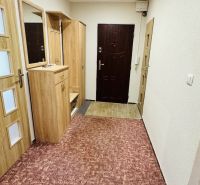 Na predaj 3 i byt 73 m2 s loggiou Partizánske – balkón, komora, špajza - Predsieň s kobercom a vstavanou skriňou v 3-izbovom byte.