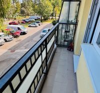 Na predaj 3 i byt 73 m2 s loggiou Partizánske – balkón, komora, špajza - Balkón s výhľadom na stromy a autá na Nádražnej v Partizánskom, priestor 3-izbového bytu.