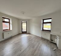 Priestory na prenájom / bytové, príp. nebytové / centrum Žiliny - Miestnosť s oknami, bielymi stenami, podlahou s dreveným dekorom a umývadlom v kancelárii.