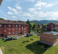 Na predaj kompletne zrekonštruovaný 1-izbový byt vo Svite - Tehlové budovy s parkoviskom a zeleňou v Svite na ulici 9. mája, ideálne pre 1-izbový byt.