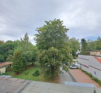 Pekný 3-izbový byt s balkónom na prenájom - Výhľad z 3-izbového bytu v Poprade na zeleň a parkovacie miesta pred budovami.