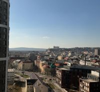 Prenájom 2-izb bytu SKY PARK 14.p - Pohľad na Bratislavu - Staré Mesto z Továrenskej ulice s výhľadom na hrad.
