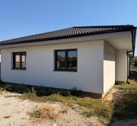 Novostavba rodinný dom Preseľany  - Rodinný dom na Hlavnej ulici v Preseľanoch s bielou fasádou a šikmou strechou.