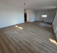 Novostavba rodinný dom Preseľany  - Interiér rodinného domu s bielymi stenami a podlahou s dreveným dekorom.