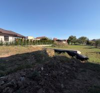 Novostavba rodinný dom Preseľany  - Pozemok pri rodinnom dome na Hlavnej ulici v Preseľanoch s časťou oplotenia.
