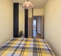 3-IZBOVÝ BYT S KLIMATIZÁCIOU – HAVANSKÁ - SÍDLISKO ŤAHANOVCE, KOŠICE - Spálňa so vstavanou skriňou a kockovaným prehozom v 3-izbovom byte.