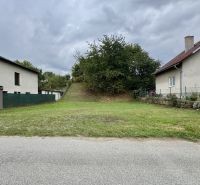 Stavebný pozemok v obci Medzianky – len 20 km od Prešova - Pozemky - bývanie v Medziankach, tráva, stromy a domy na svahu v pozadí.