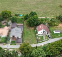 Stavebný pozemok v obci Medzianky – len 20 km od Prešova - Letecký pohľad na pozemky - bývanie v Medziankoch, okolité domy a príroda.