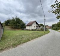 Stavebný pozemok v obci Medzianky – len 20 km od Prešova - Obytný dom a ulica na predmestí Medzianok, pozemky na bývanie s trávnikom.