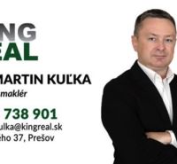 Stavebný pozemok v obci Medzianky – len 20 km od Prešova - Neviem, kto sú osoby na obrázku, ale obsahuje kontaktné údaje realitného makléra.