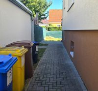 Útulné a kompletne zariadené bývanie v rodinnom dome so záhradkou – Pi - Rodinný dom na Kupeckého ulici v Piešťanoch, odpadové koše, úzky chodník.