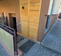 Útulné a kompletne zariadené bývanie v rodinnom dome so záhradkou – Pi - Plocha so zámkovou dlažbou pri rodinnom dome na Kupeckého ulici v Piešťanoch.