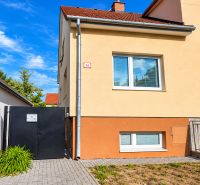 Útulné a kompletne zariadené bývanie v rodinnom dome so záhradkou – Pi - Rodinný dom na Kupeckého ulici v Piešťanoch s oploteným dvorom a vstupnou bránou.