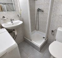 REZERVOVANÉ Na predaj 1 izbový byt Martin – Podháj, ulica Timravy - Kúpeľňa s práčkou, sprchovacím kútom, umývadlom a toaletou v 1-izbovom byte.