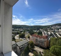 2-izb. byt, Galbavého, Dúbravka, kompletná rekonštrukcia  - Výhľad z 2-izbového bytu v Bratislave - Dúbravke, ulica Galbavého, zelená okolitá príroda.