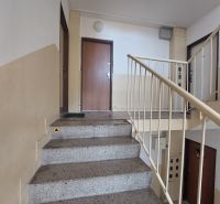 KOMPLETNE PREROBENÁ GARSÓNKA + PIVNICA: Nitra – Chrenová !  - Schodisko vedúce k bytom na Ďumbierskej ulici v Nitre, blízko garsónky.