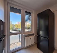PRENÁJOM 3 izbový byt s parkovaním na Hroncovej ulici, Košice - Sever - Kuchyňa s bielymi stenami, veľkými oknami a čiernou chladničkou v 3-izbovom byte.