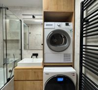 PRENÁJOM 3 izbový byt s parkovaním na Hroncovej ulici, Košice - Sever - Kúpeľňa v 3-izbovom byte s práčkou a sušičkou, svetlé dlaždice, drevený dekor.