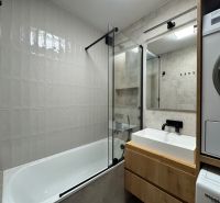 PRENÁJOM 3 izbový byt s parkovaním na Hroncovej ulici, Košice - Sever - Moderná kúpeľňa v 3-izbovom byte s vaňou, umývadlom a práčkou.