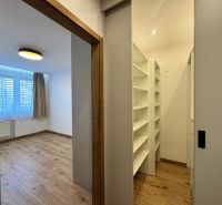 PRENÁJOM 3 izbový byt s parkovaním na Hroncovej ulici, Košice - Sever - Izba a šatník v 3-izbovom byte s podlahou s dreveným dekorom.