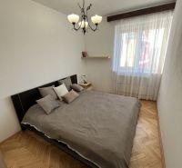 Priestranný 3i byt s balkónom a garážou v Petržalke - Spálňa s dvojlôžkom a podlahou s dreveným dekorom v 3-izbovom byte.