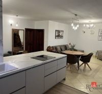 Priestranný 3i byt s balkónom a garážou v Petržalke - Kuchyňa a obývacia izba s jedálenským stolom v 3-izbovom byte.