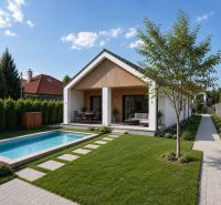 MODERNÝ 4-IZBOVÝ RODINNÝ DOM V ŠTÝLE BARNHOUSE – Veľká Mača  - Záhrada pri rodinnom dome s bazénom na ulici v Veľkej Mači pod modrou oblohou.