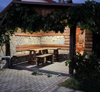 Na predaj zabehnutý Apartmánový dom v Podhájskej s parkovaním - V Podhájskej na Hlbokej ulici, rekreačný apartmán ponúka vonkajšie posedenie pod viničom.