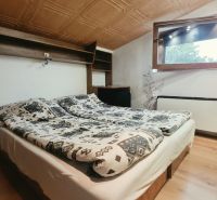 Na predaj zabehnutý Apartmánový dom v Podhájskej s parkovaním - Podkrovná spálňa s manželskou posteľou, policou a oknom, Rekreačný apartmán.