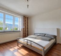 Zrekonštruovaný rodinný dom 215 m² na pozemku 1 530 m² | Martin - Spálňa v rodinnom dome s posteľou a podlahou s dreveným dekorom.