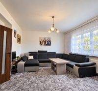 Zrekonštruovaný rodinný dom 215 m² na pozemku 1 530 m² | Martin - Obývacia izba v rodinnom dome s veľkou sedačkou a výrazným kobercom.