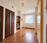 Zrekonštruovaný rodinný dom 215 m² na pozemku 1 530 m² | Martin - Interiér rodinného domu s podlahou s dreveným dekorom, dvere a polica na topánky.