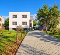 Zrekonštruovaný rodinný dom 215 m² na pozemku 1 530 m² | Martin - Rodinný dom v Martine s príjazdovou cestou a záhradou, obklopený zeleňou a stromami.