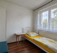 Zrekonštruovaný rodinný dom 215 m² na pozemku 1 530 m² | Martin - Jednolôžková izba s posteľou a stolom, podlaha s dreveným dekorom, biely interiér.