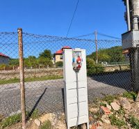 Na predaj pozemok s projektom a stavebným povolením- Sebedín-Bečov - Elektrická skriňa na pozemku pri ceste v Sebedíne, Sebedín-Bečov, ponúka priestor na bývanie.