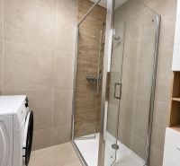 PRENÁJOM | Moderný 2-izbový byt s balkónom a parkovaním – SL - Sprchovací kút v kúpeľni 2-izbového bytu s práčkou, obklady s dreveným dekorom.