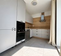PRENÁJOM | Moderný 2-izbový byt s balkónom a parkovaním – SL - Kuchynská linka v 2-izbovom byte, svetlé prvky, podlaha s dreveným dekorom, zabudované spotrebiče.
