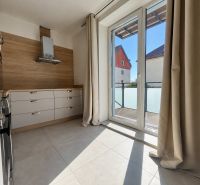 PRENÁJOM | Moderný 2-izbový byt s balkónom a parkovaním – SL - Kuchyňa v 2-izbovom byte s dlažbou a veľkými oknami.
