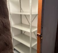 DOBRÉ REALITY-pekná garsónka na prenájom, sídl. Kopanice, Prievidza - Kovový regál v uzamknutej miestnosti garsónky s bielymi stenami.