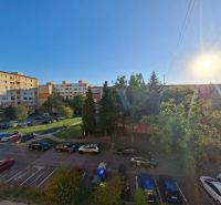 DOBRÉ REALITY-pekná garsónka na prenájom, sídl. Kopanice, Prievidza - Autá parkujú na ulici Benedikta v Prievidzi pri garsónke, slnečný deň.
