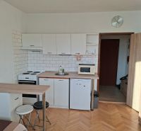 DOBRÉ REALITY-pekná garsónka na prenájom, sídl. Kopanice, Prievidza - Kuchynský kút s podlahou s dreveným dekorom v garsónke.