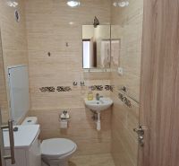 DOBRÉ REALITY-pekná garsónka na prenájom, sídl. Kopanice, Prievidza - Kúpeľňa v garsónke s obkladom a sanitou, malý umývadlo a zrkadlo.